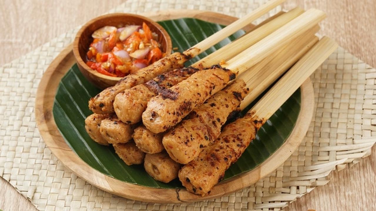 Cara Membuat Sate Lilit Ayam Khas Bali Gurih Pedas